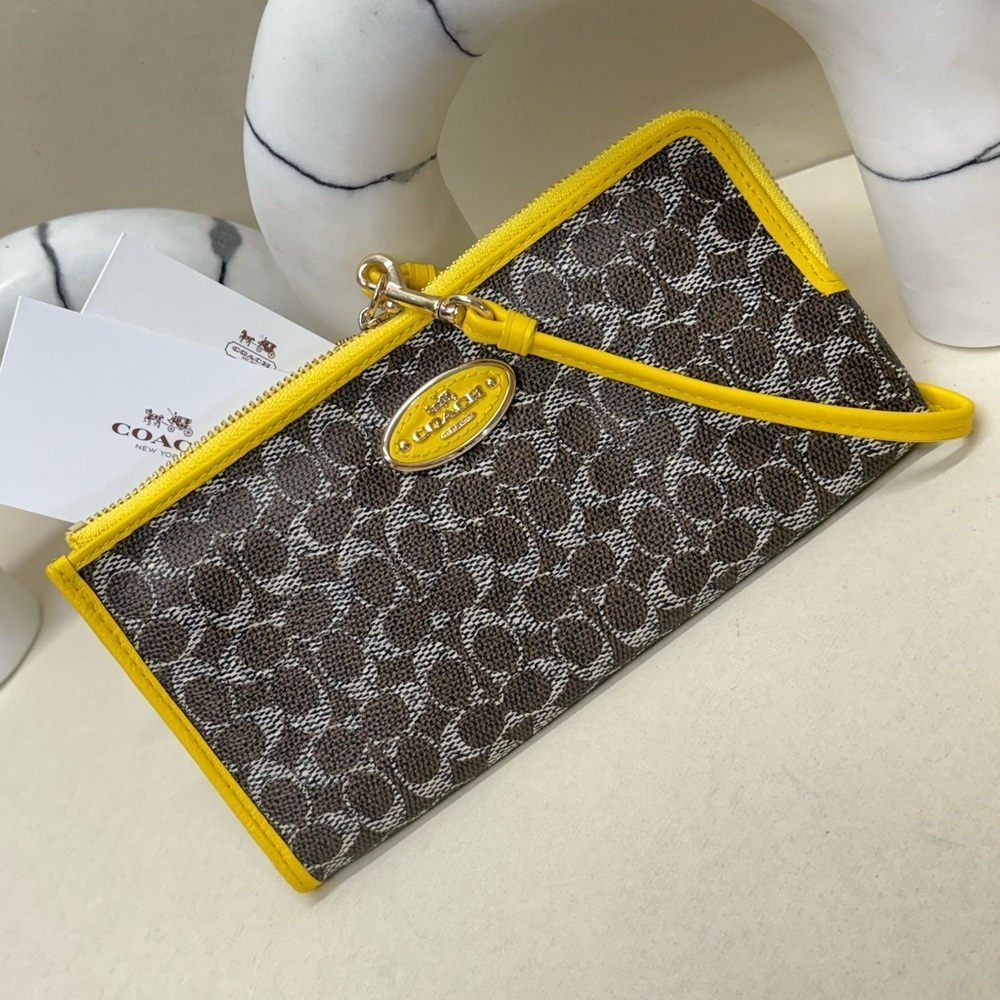 (new+tag) Coach signature monogram zippy wristlet wallet - fits iPhone Pro Max